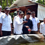 Bupati Sumedang Dorong Kemandirian Pangan Desa Lewat Bantuan Bibit Gurame