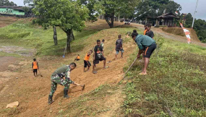 Satgas Yonif 126/KC Gotong Royong Bersama Warga SD Negeri Persiapan Amupkim