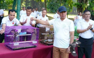 Panglima TNI Bagikan 600 Paket Sembako dan Lepas 500 Ekor Burung di Mabes TNI