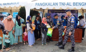 HUT ke-80 TNI AL, Lanal Bengkulu Hadirkan Gerakan Pangan Murah untuk Ringankan Warga