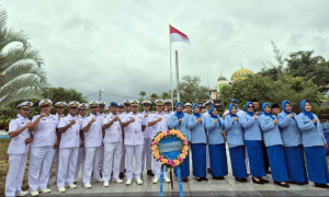 Lanal Bintan Tabur Bunga di TMP Dwikora pada HUT ke-80 TNI AL