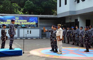 Danlanal Bandung Pimpin Upacara Bendera 17-an, Tekankan Profesionalisme dan Humanis