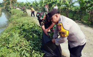 Sinergi TNI-Polri dan Warga di Bekasi, Bersih-Bersih Kali Butek Sambut HUT ke-80 TNI