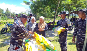 Warga Pesisir Simeulue Antusias Terima Beras Murah dari Lanal