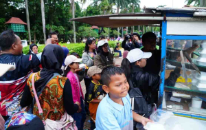 Warga Nikmati 15.000 Porsi Makan Gratis di Monas, Pesta Rakyat HUT ke-80 TNI