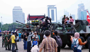 TNI Fair 2025 di Monas Jadi Pesta Rakyat, Anak-Anak Antusias Naik Panser
