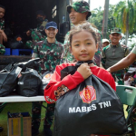 TNI Bagikan 15 Ribu Paket Sembako untuk Warga di Pesta Rakyat Monas