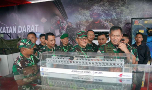 Kasad Jenderal TNI Maruli Simanjuntak Tinjau Stand Zeni AD di TNI AD FAIR 2025