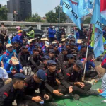 Brimob Polda Metro Jaya Sentuh Hati Massa, Tebar Kebaikan di Tengah Aksi Damai