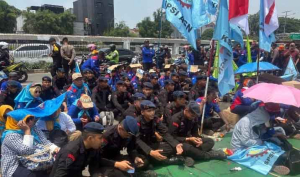 Brimob Polda Metro Jaya Sentuh Hati Massa, Tebar Kebaikan di Tengah Aksi Damai