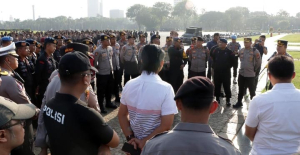 Brimob Polda Metro Jaya Amankan Aksi GEBRAK di Jalan Medan Merdeka Selatan