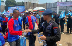 Brimob Polda Metro Jaya Hadirkan Wajah Humanis dalam Pengamanan Aksi Unjuk Rasa