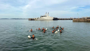 Prajurit Lanal Bintan Asah Ketangguhan Lewat Latihan Renang Laut di Perairan Mentigi