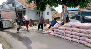 Polsek Tomo Fasilitasi Penjualan Jagung Petani ke Bulog