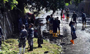 Sambut HUT ke-80 TNI, Lanal Bandung Bersih-Bersih Sungai Cidurian