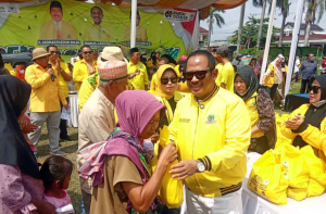 Gelar Baksos HUT ke-61, Golkar Bekasi Bagikan 2.700 Paket Sembako dan Santuni Anak Yatim