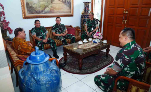 Dansesko TNI Anjangsana ke Jenderal (Purn) Endriartono Soetarto