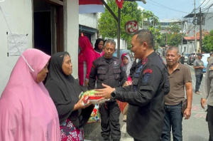 Peduli Warga, Brimob PMJ Salurkan Bantuan Sembako Pasca Kerusuhan di sekitar Mako Brimob Kwitang