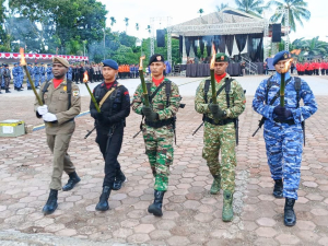 Personel Kodim 1710/Mimika Ikut Meriahkan Taptu dan Pawai Obor HUT ke-80 RI