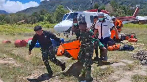 Kodim 1710/Mimika Bersama Tim Gabungan Evakuasi Korban Kecelakaan Helikopter di Distrik Jila