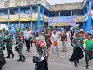 Jelang HUT ke-80 TNI, Kodim 1710/Mimika Bersama TNI-Polri dan Warga Gelar Karya Bakti di Pasar Sentral
