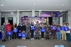 Hangatnya Kepedulian, Lanal Bandung Bagikan Sembako Sambut HUT ke-80 TNI