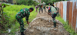 Bakti Nyata Jelang HUT ke-80 TNI, Kodim 1710/Mimika Perbaiki Jalan Kampung Jimbi