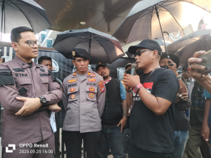 Aksi Teatrikal Dukun Iringi Unjuk Rasa Warga Bekasi Desak Kejari Usut Dugaan Korupsi