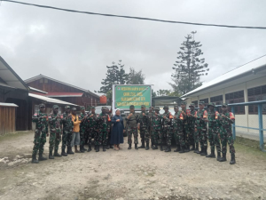 Babinsa Koramil Oksibil Gelar Karya Bakti di Kesusteran dan Gereja Gidi