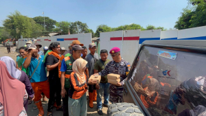 Prajurit Hiu Perkasa Yonmarhanlan III Berbagi Ratusan Kotak Makan Gratis di Kelapa Gading
