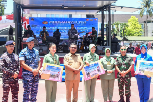 Sambut HUT Ke-80, Kodaeral IX Hadirkan Pasar Murah dan Bagikan Sembako untuk Warga Ambon