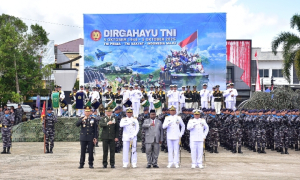Wadankas Pasmar 3 Bersama Forkopimda Rayakan HUT Ke-80 TNI di Alun-Alun Aimas