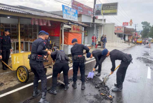 Brimob Jabar Sigap Bersihkan Material Pasir di Jalan Raya Tangkuban Perahu