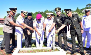 Wadan Pasmar 3 Pimpin Ziarah Nasional HUT Ke-80 TNI di TMP Tri Jaya Sakti Sorong
