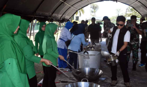 Kodim 1710/Mimika Masak Besar Bersama Youtuber Bobon Santoso dan Dharma Pertiwi