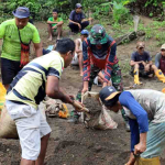 Satgas TMMD Kodim 1505/Tidore Gotong Royong untuk Pembangunan Lapangan Bola Voli