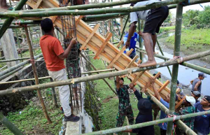 Satgas TMMD Kodim 1505/Tidore dan Warga Gotong Royong Bangun Masjid di Desa Lifofa