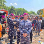 Prajurit Hiu Perkasa Yonmarhanlan III Tebar Keberkahan Jumat di TPS Kelapa Gading