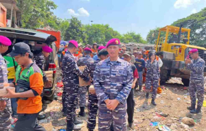 Prajurit Hiu Perkasa Yonmarhanlan III Tebar Keberkahan Jumat di TPS Kelapa Gading