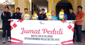 Batalyon B Brimob Satbrimob PMJ Gelar Jumat Peduli di Masjid