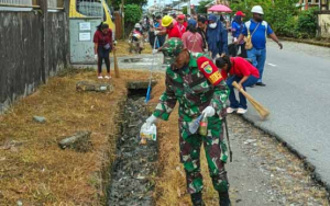 Babinsa Koramil Timika Ajak Warga Bersihkan Drainase di Kelurahan Inauga