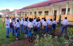 Satgas TMMD 126 Kodim 1810 Tanamkan Cinta Tanah Air di SMKN Yembun