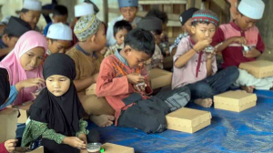Yonmarhanlan III TNI AL Tebar Keceriaan di Cilincing
