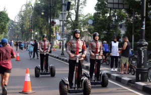 Polwan Polda Jabar Tunjukkan Wajah Humanis Lewat He For She di CFD Dago