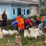 Brimob Jabar Sigap Bantu Warga Terdampak Banjir Bandang di Cikole Lembang