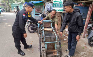 Brimob Batalyon B Pelopor Perbaiki Gerobak Pedagang Saos Korban Laka Lantas