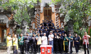 Brimob Polda Metro Jaya, Batalyon B Pelopor Wujudkan Toleransi Lewat Kerja Bakti di Pura Adhitya Jaya