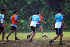 Satgas TMMD ke-126 Kodim 1505/Tidore Ajak Pemuda Jaga Silaturahmi Lewat Sepak Bola
