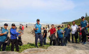 Danlanal dan Bencoolen Mall Satukan Langkah Bersihkan Pantai Panjang