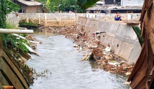 Proyek Turap di Makasar Jakarta Timur Mandek, Pekerja Tak Digaji dan Perusahaan Pelaksana Misterius